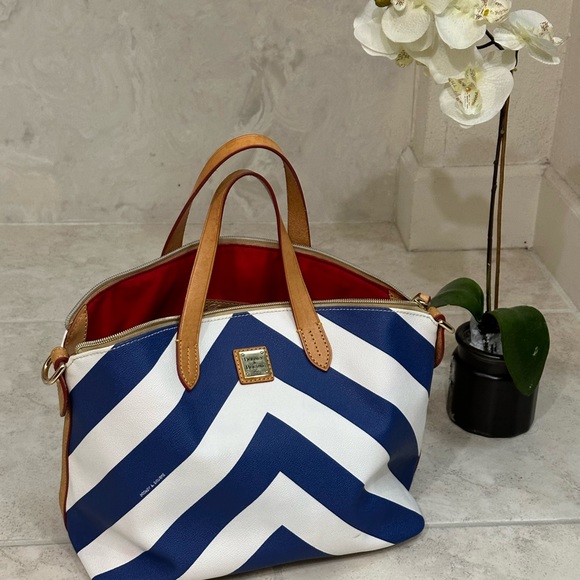 Dooney and Bourke Chevron purse! I’m amazing condition . - Picture 2 of 7